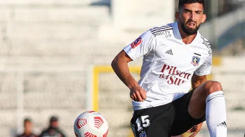 Emiliano Amor puede seguir jugando en Colo Colo a pesar de su lesión.