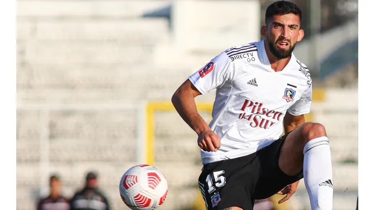 Emiliano Amor puede seguir jugando en Colo Colo a pesar de su lesión.