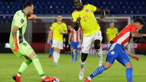 Davinson Sánchez ya está de regreso a Inglaterra tras la acumulación de amarillas.