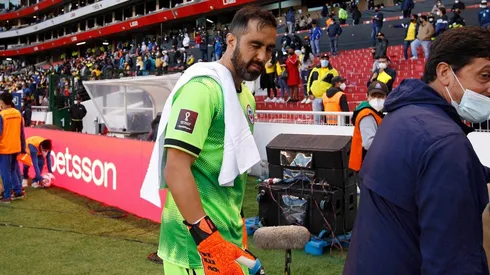 Claudio Bravo con todo ante la selección colombiana