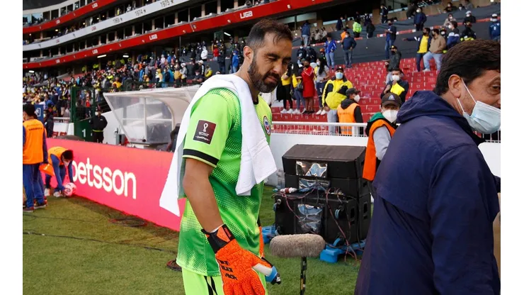 Claudio Bravo con todo ante la selección colombiana