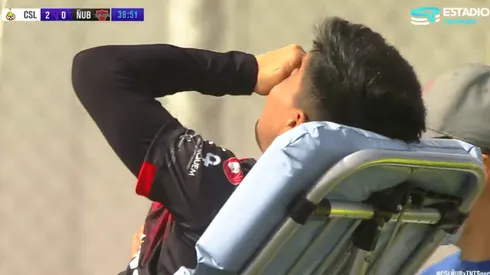 El zaguero de 18 años debió ser sacado del campo de juego.