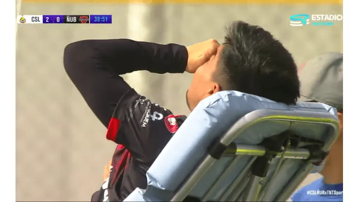 El zaguero de 18 años debió ser sacado del campo de juego.