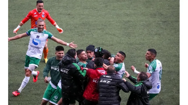 Puerto Montt alcanzó un importante empate contra Santa Cruz cuando se jugaba el minuto 95 del partido. Foto: Agencia Uno