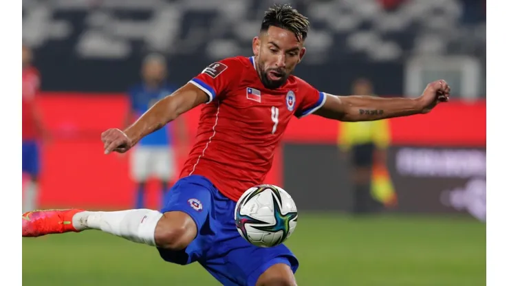 Mauricio Isla y su compañero por banda, Eugenio Mena, tendrán un papel vital ante Ecuador.