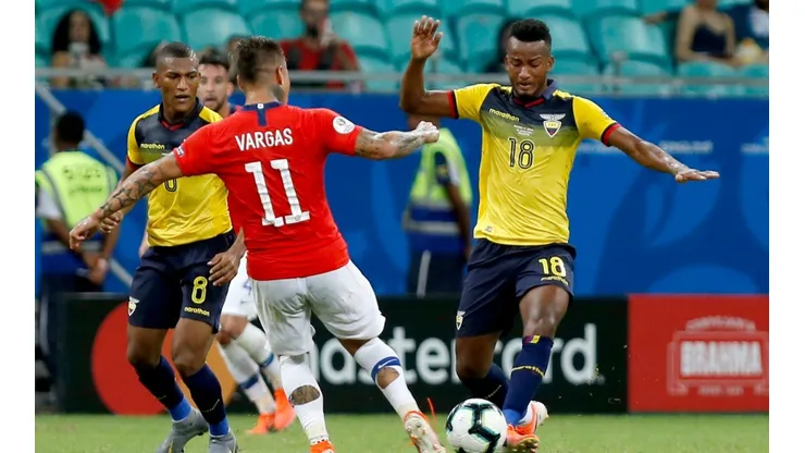 Chile visita a Ecuador en un infartante partido.