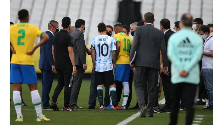 Papelón en el Brasil - Argentina, que quedó suspendido