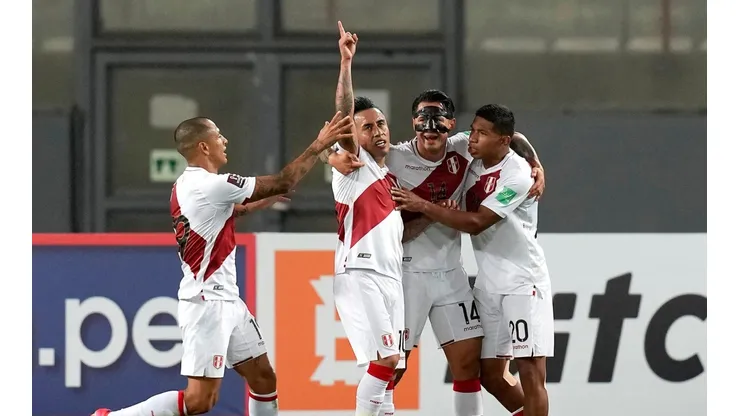 Cueva celebra tras anotar para Perú