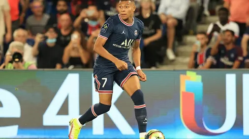 Kylian Mbappé se quedará en PSG por al menos una temporada más.