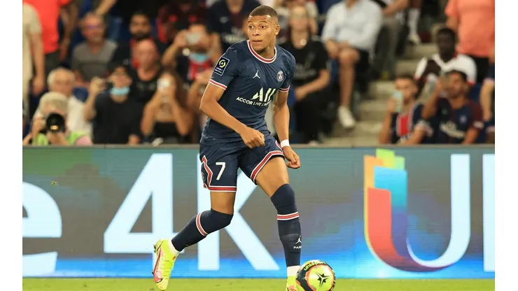 Kylian Mbappé se quedará en PSG por al menos una temporada más.