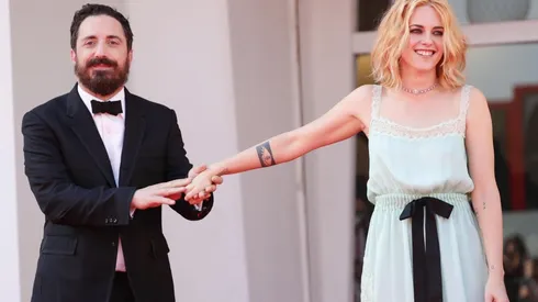 Pablo Larraín y Kristen Stewart asisten a la alfombra roja de la película "Spencer" en el Festival de Venecia