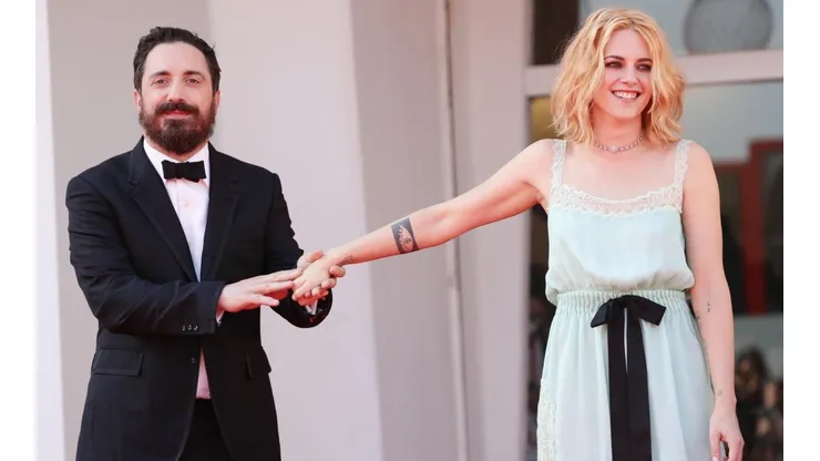 Pablo Larraín y Kristen Stewart asisten a la alfombra roja de la película "Spencer" en el Festival de Venecia