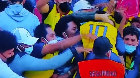 Ecuador se enfrenta a Chile con público en las gradas