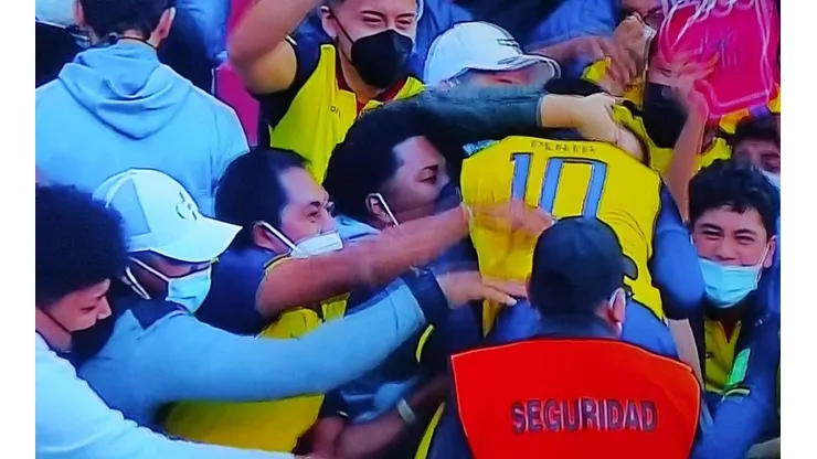 Ecuador se enfrenta a Chile con público en las gradas