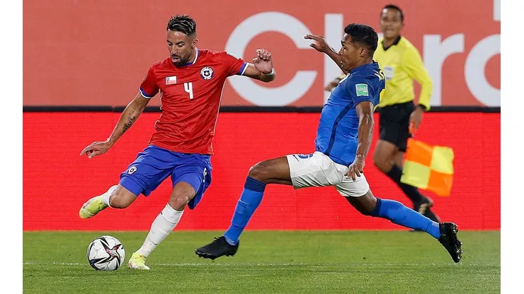 Mauricio Isla fue una de las cartas ofensivas de la selección chilena ante Brasil y es número puesto en las visitas a Ecuador y Colombia