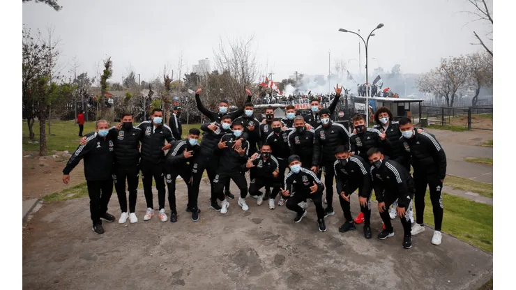 Colo Colo compartió con su hinchada previo al viaje a Talca, donde disputará la final de la Copa Chile. | Foto: @Colocolo