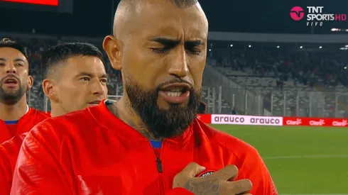 Arturo Vidal emocionado canta el himno nacional a todo pulmón