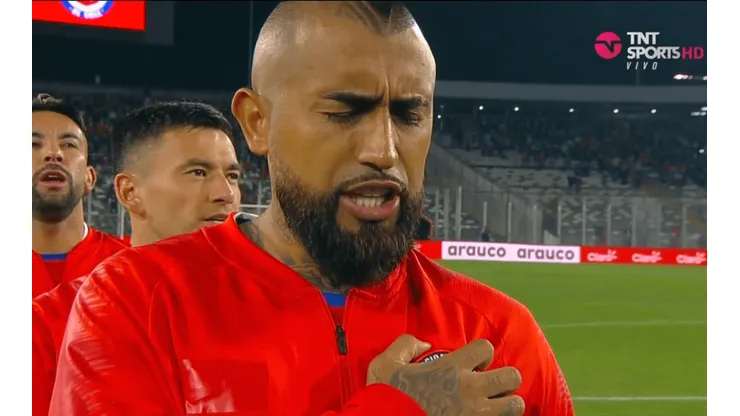 Arturo Vidal emocionado canta el himno nacional a todo pulmón