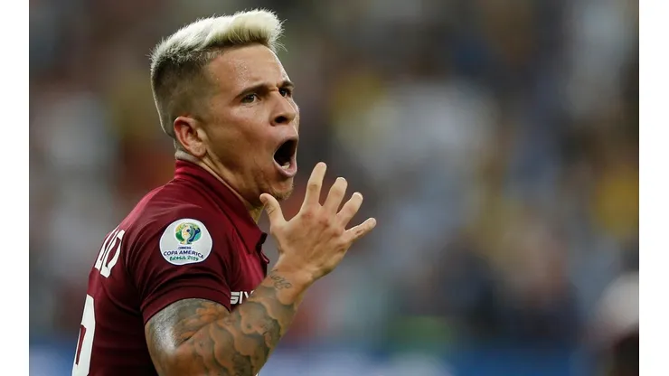 Yeferson Soteldo se lució picándole el penal a Emiliano Martínez.