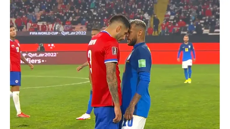 Se dieron un frentazo: Maripán y Neymar casi terminan a los golpes. El chileno queda suspendido.