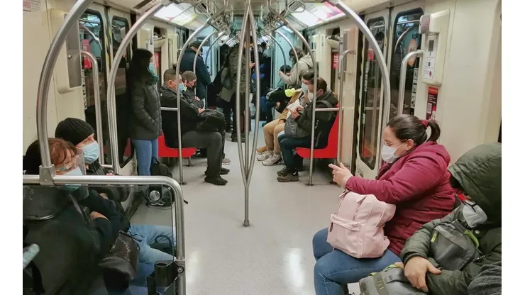 Metro de Santiago retoma horario extendido debido al toque de queda.