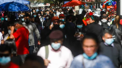 Tránsito de gente en el Centro de Santiago