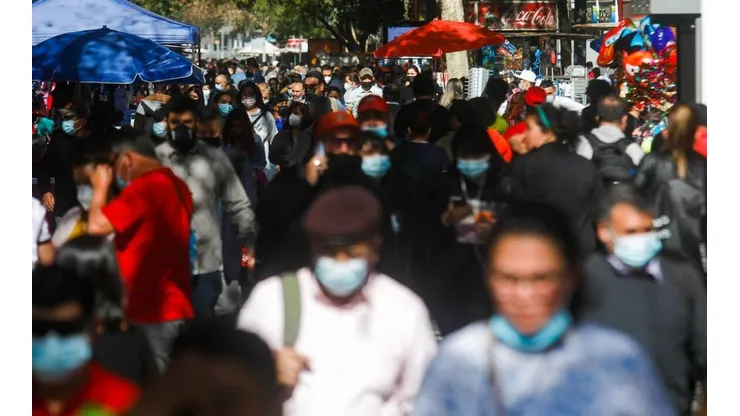 Tránsito de gente en el Centro de Santiago