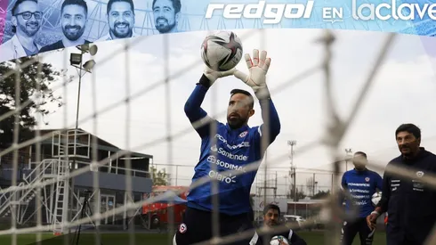 La selección chilena salta a la cancha del Estadio Monumental para enfrentar a Brasil en las Eliminatorias Sudamericanas.