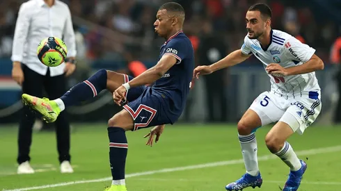 Kylian Mbappé seguirá con PSG por una temporada más.