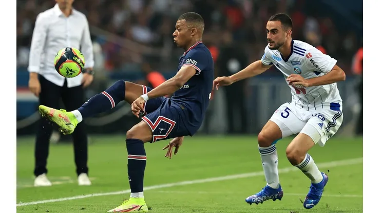 Kylian Mbappé seguirá con PSG por una temporada más.