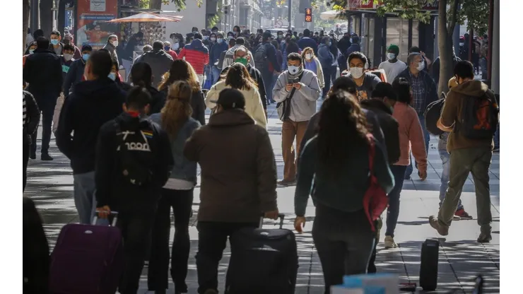 La población chilena puede optar a múltiples beneficios económicos en pandemia. (Foto: Agencia Uno).