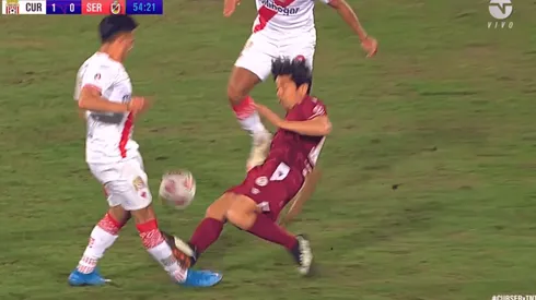 Mati Fernández mete una plancha y se va con tarjeta roja.