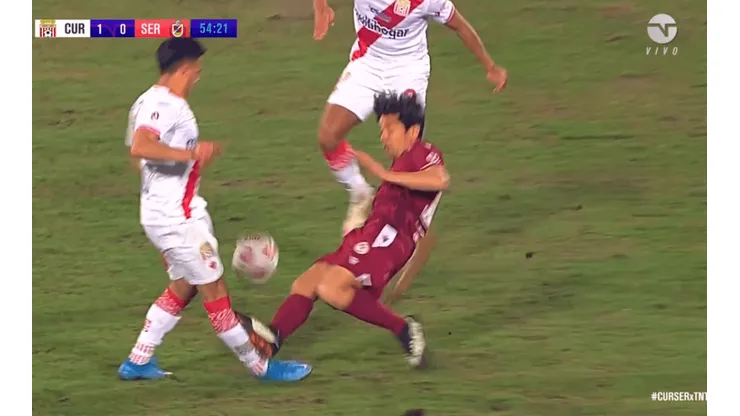Mati Fernández mete una plancha y se va con tarjeta roja.