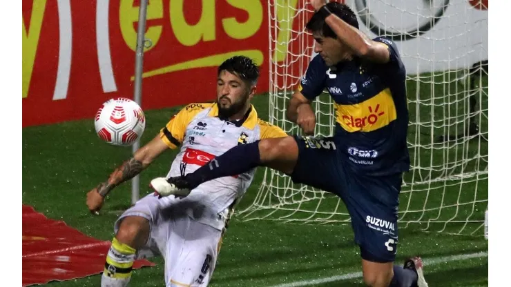 El partido de ida se jugó en el Estadio Sausalito de Viña del Mar y estuvo marcado por la intensa lluvia que cayó mientras se disputaba.