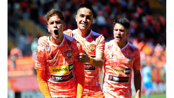 Cobreloa celebra tras vencer a Arica