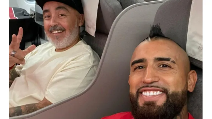 Arturo Vidal viajando a Chile con Juan Gutiérrez | Foto: @Kingarturo23