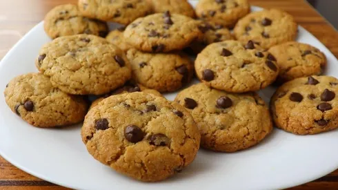 Ingredientes y preparación para galletas con chips de chocolate.