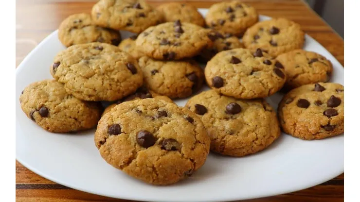 Ingredientes y preparación para galletas con chips de chocolate.