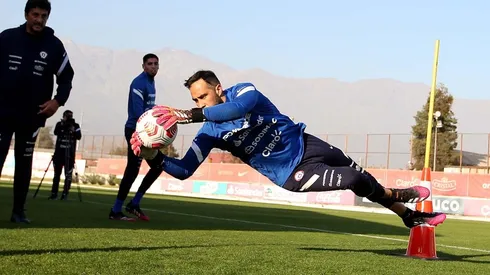 Claudio Bravo dirá presente y defenderá a La Roja.