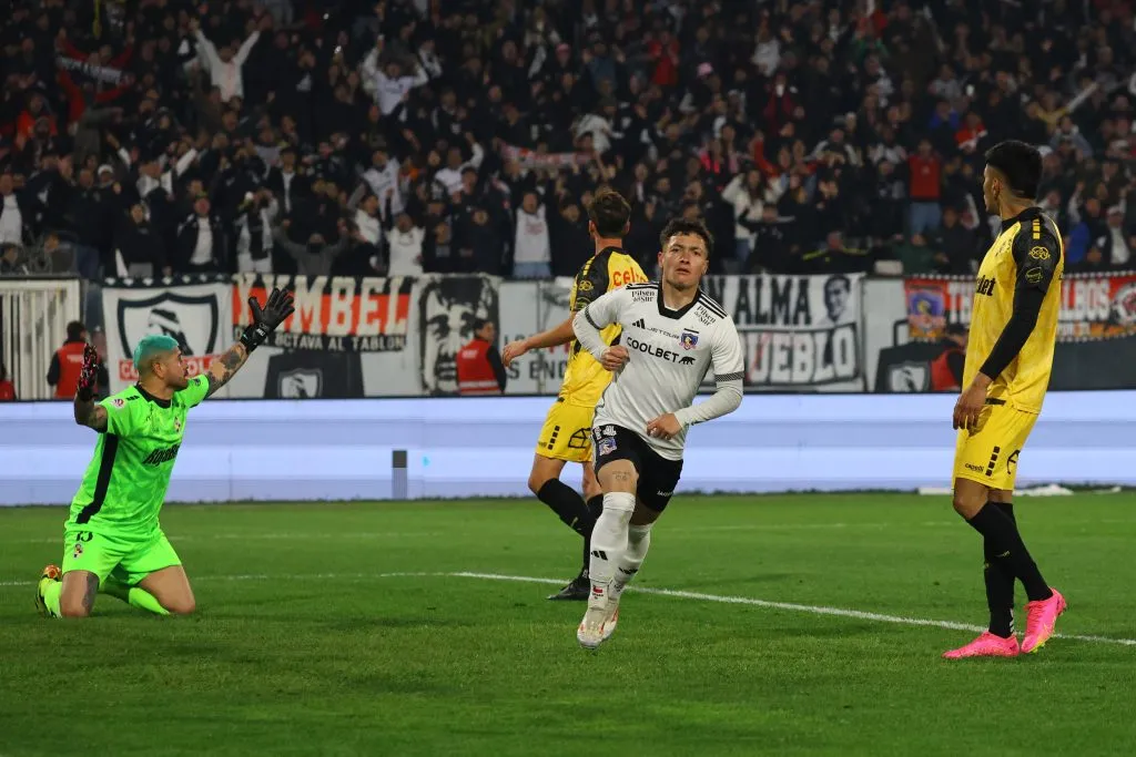 Cristián Zavala comienza el festejo del gol que le anotó a Coquimbo Unido. (Marcelo Hernández/Photosport).