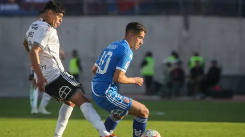 Esteban Pavez, el capitán de Colo Colo, presiona a Lucas Assadi, el "10" de Universidad de Chile.