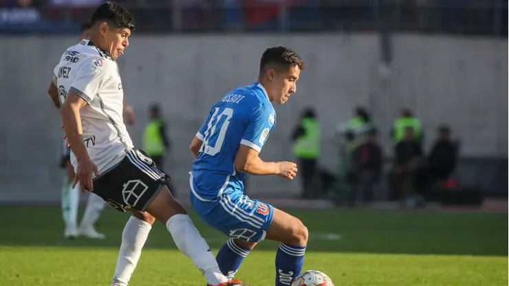 Esteban Pavez, el capitán de Colo Colo, presiona a Lucas Assadi, el "10" de Universidad de Chile.