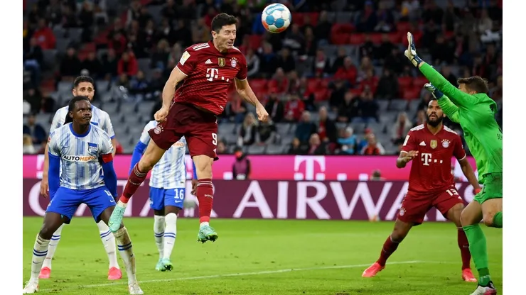 Robert Lewandowski estuvo en plan de estelar con su triplete.
