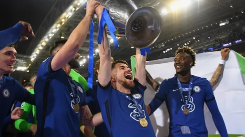Jorginho levantando e trofeo de la Champions League