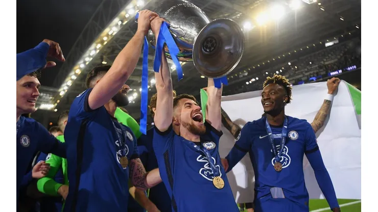 Jorginho levantando e trofeo de la Champions League