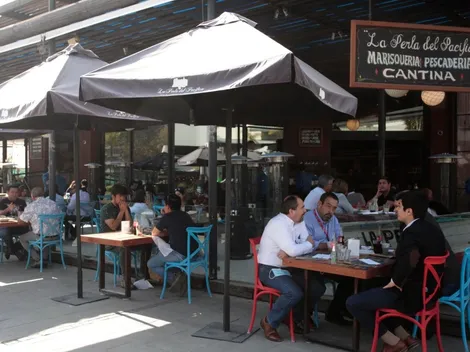 ¿Cuántas personas se permiten en el comercio y eventos en Fase 4?