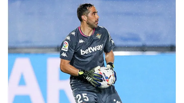 Claudio Bravo destaca entre los 28 jugadores sudamericanos que la Liga no dejará viajar a Sudamericana