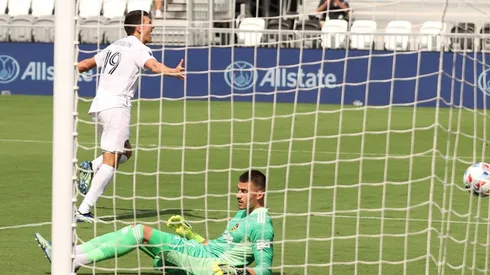 Phil Neville aplaude la nominación de Robbie Robinson a la selección chilena