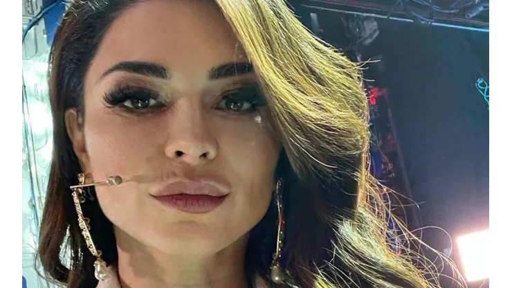 Antonella Ríos en el set de TV.