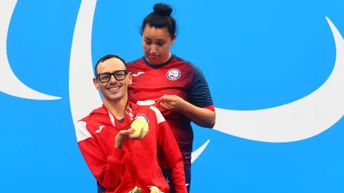 Alberto Abarza junto a la medalla de Oro tras su hazaña.
